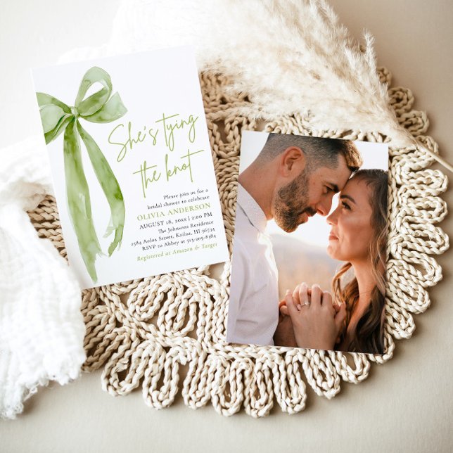 Convites Arco Verde Ela é Chá de panela de Casando (Modern Elegant Green Bow Ribbon Coquette She's Tying the Knot Arch Bridal Shower Invitation)