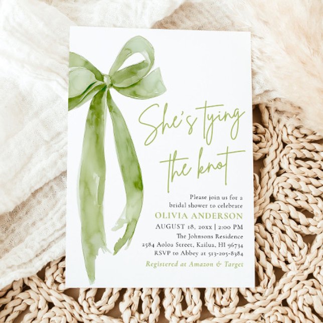 Convites Arco Verde Ela é Chá de panela de Casando (Modern Elegant Green Bow Ribbon Coquette She's Tying the Knot Arch Bridal Shower Invitation)