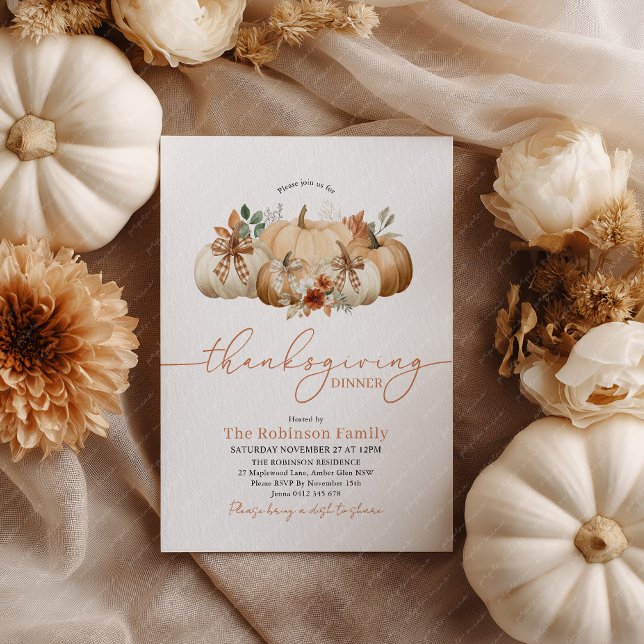 Convites Arcos de Abóbora de Jantar de Ação de Graças Rústi (Thanksgiving Invitation Pumpkin Patch Design. Pumpkins and bows in earthy tones)