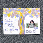 Convites Árvore Glitter Azul e Dourada de Vida Bat Mitzvah<br><div class="desc">Celebre o seu Bat Mitzvah com uma árvore da vida azul e dourada design. Os convites apresentam uma foto maravilhosamente com folhas azuis sombreadas. Transfira este design de árvore torcida para outra placa ou decoração de parte. Personalize facilmente o texto e reposicione-o!</div>