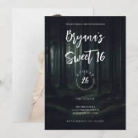 Árvores escuras e sombrias da floresta ao crepúscu