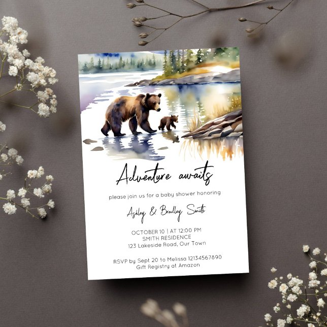 Convites Aventura aguarda um filhote de urso com a mãe chá  (Adventure awaits Alaskan wilderness baby bear cub mother bear by the river baby shower invitation)