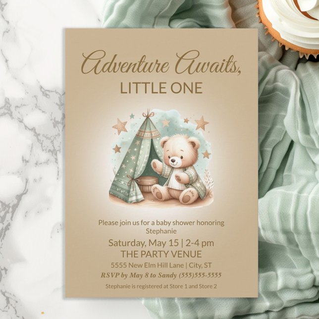 Convites Aventura Espera Urso Bebê Neutro em Gênero (Teddy bear camping in tent "Adventure Awaits" gender neutral baby shower invitation)