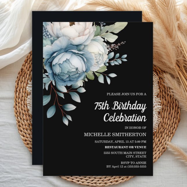 Convites Azul Branco Floral Preto Aniversário de 75 anos de (Dusty blue watercolor floral on elegant black 75th birthday party invitation.)