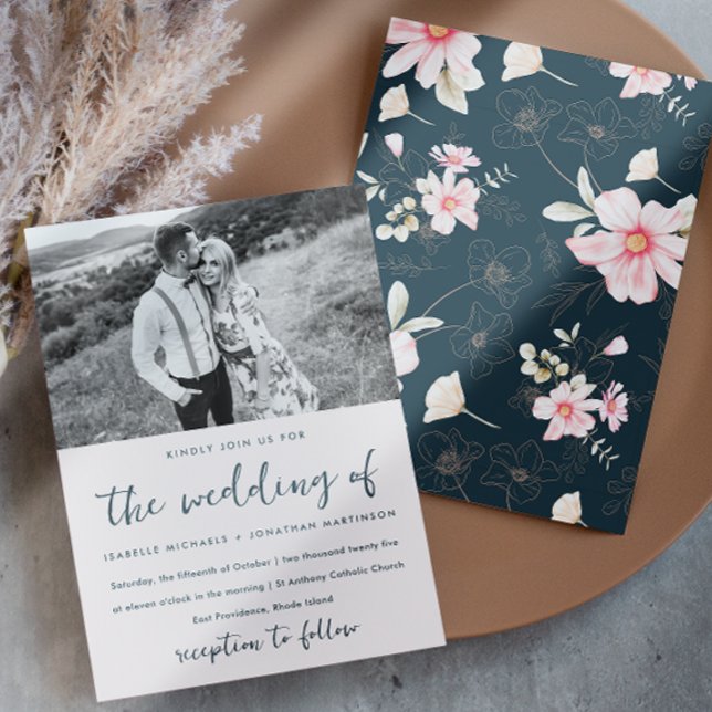 Convites Azul de Casamento de Fotografia Floral Cor-de-Rosa (This whimsical blue floral wedding invitation includes one photo and pretty script with pink flowers)