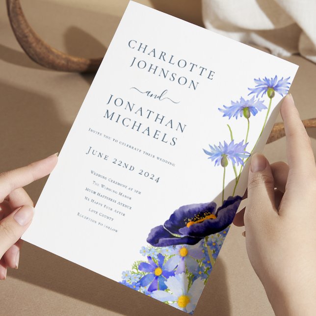 Convites Azul Floral de Flor de Verão Elegante (Blue watercolor wildflower summer floral wedding invitation with elegant typography script)