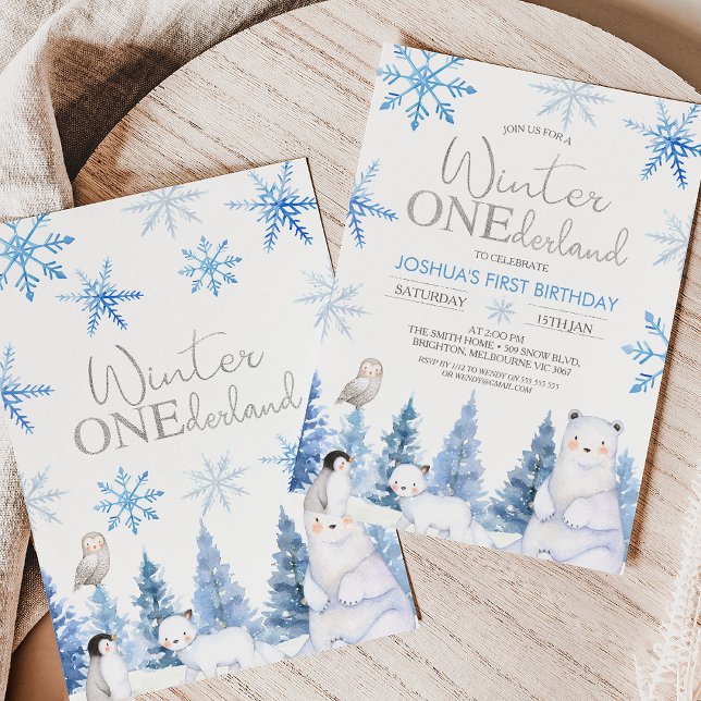 Convites Azul Prata Inverno Animais Onederland Aniversário (Faux silver and blue snowflakes arctic animals winter onederland 1st birthday invitation for a boy.)