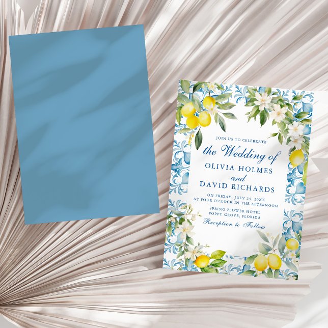 Convites Azulejos Azuis Mediterrâneos e Casamento de Limão (Mediterranean Blue Tiles and Lemon Wedding Invitation on a sunny white dry palm leaf.)
