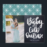 Convites Baby It's Fold Outside Chalkboard Festas de fotos<br><div class="desc">Mande as cartões de natal deste ano com estilo. Sua foto especial vai parecer excelente nestes cartões com fotos únicos e modernos de férias com uma mão escovada, escrita como "Baby It's Cold Outside", sobre um fundo de quadro. A placa inversa é totalmente editável para ajustado do esquema de cores...</div>