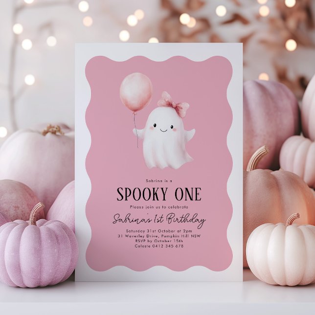 Convites Balão Rosa Fantasma de Um primeiro aniversario Spo (Spooky One! Cute girl Halloween 1st Birthday invitation with ghost & pink balloon on wavy background)