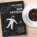 Convites Bar Mitzvah Astronauta Moderno Negro e Branco<br><div class="desc">O design é composto por elementos do espaço exterior,  como astronauta,  estrelas e planetas Disponível aqui: http://www.zazzle.com/store/selectpartysupplies</div>