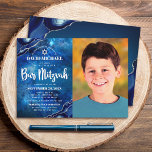 Convites Bar Mitzvah Foto Blue Galaxy Watercolor Agate<br><div class="desc">Tenha orgulho, alegria e mostre este marco do seu Bar favorito Mitzvah! Enviar este convite fotográfico legal, único, moderno e personalizado para um evento a lembrar. Do lado esquerdo, a escrita branca, a tipografia ousada, e a estrela de David, juntamente com o agato azul de aço acentuado com veias de...</div>