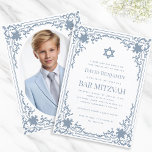 Convites Bar Mitzvah Foto Dusty Blue Vintage Star de David<br><div class="desc">Este elegante bar mitzvah convite com ar vintage tem um quadro de ornamentado com decorações barrocas elegantes. Acima do texto há uma estrela de David. A estrela, o quadro e o texto são azuis empoeirados, o fundo é branco. No verso, ele tem um dentro de espaço reservado oval com a...</div>