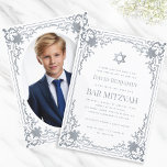 Convites Bar Mitzvah Foto Faux Silver Star Elegante Ornamen<br><div class="desc">Este elegante bar mitzvah convite com ar vintage tem um falso quadro de folha de alumínio prateado com decorações elegantes barrocas. Acima do texto há uma estrela de David, também em falso prata. Todo texto pode ser personalizado e tem uma cor de cinza semelhante à do quadro prateado. O fundo...</div>