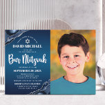 Convites Bar Mitzvah Foto Marinho Blue Ombre Agate Script<br><div class="desc">Tenha orgulho, alegria e mostre este marco do seu Bar favorito Mitzvah! Enviar este convite fotográfico legal, único, moderno e personalizado para um evento a lembrar. Do lado esquerdo, a escrita branca, a tipografia ousada e a Estrela de David, juntamente com o agato azul de aço acentuado com veias falsas...</div>