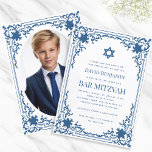 Convites Bar Mitzvah Photo Blue White Vintage Star de David<br><div class="desc">Este elegante bar mitzvah convite com ar vintage tem um quadro de ornamentado com decorações barrocas elegantes. Acima do texto há uma estrela de David. A estrela, o quadro e o texto são azuis clássicos, o fundo é branco. No verso, ele tem um dentro de espaço reservado oval com a...</div>