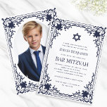 Convites Bar Mitzvah Photo Marinho Blue Star Elegant Vintag<br><div class="desc">Este elegante bar mitzvah convite com ar vintage tem um quadro de ornamentado com decorações barrocas elegantes. Acima do texto há uma estrela de David. A estrela, o quadro e o texto são azul-marinho, o fundo é branco. No verso, ele tem um dentro de espaço reservado oval com a mesma...</div>