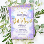 Convites Bat Mitzvah Dourada Glitter Purple Watercolor 2 Ve<br><div class="desc">Tenha orgulho, alegria e mostre este marco do seu Bat Mitzvah favorito! Envie este convite personalizado, moderno e espantoso para um evento que se lembre. Escrita de folha de ouro, pontos brilhantes. Estrela de David e script de tipografia sobrepõem um fundo de aquarela roxa claro. Personalize o texto personalizado com...</div>