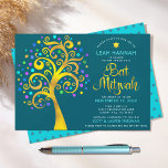 Convites Bat Mitzvah Gold Foil Moderna Árvore da Vida em Te<br><div class="desc">Tenha orgulho, alegria e mostre este marco do seu Bat Mitzvah favorito! Esta escaravana escura, gráfica, de folha de ouro, com turquesa cintilante, teal, púrpura e azul, Estrela de David e "folhas" de ponto sobre um fundo azul-lacre rico e escuro, é o convite perfeito para esta ocasião especial. Uma pequena,...</div>