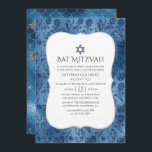 Convites Bat Mitzvah, Padrão de Sereia Azul<br><div class="desc">A sereia de folhas brilhantes do templo bat mitzvah convida em sotaque de azul desenhado para ser rápida e facilmente personalizado de acordo com as especificações do seu evento.</div>