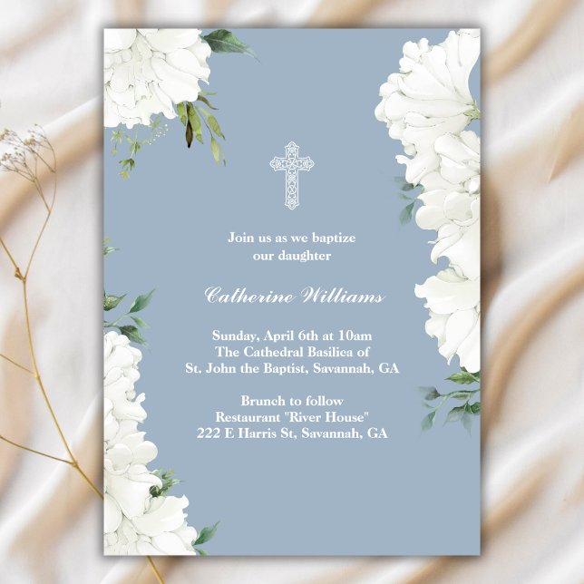 Convites Batismo azul-poeirento branco elegante (Elegant White Floral Dusty Blue Baptism Invitation)