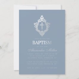 Convites Batismo Dusty Blue Elegante Falso Brasão Prateado