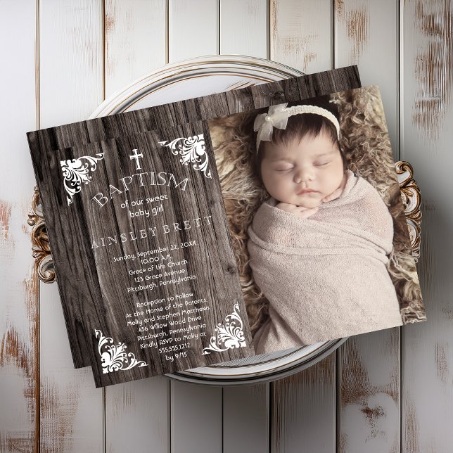 Convites Batismo Fotográfico da Rapariga de Madeira da Rúss (Rustic Country Wood Look Baby Girl Photo Baptism Invitation)