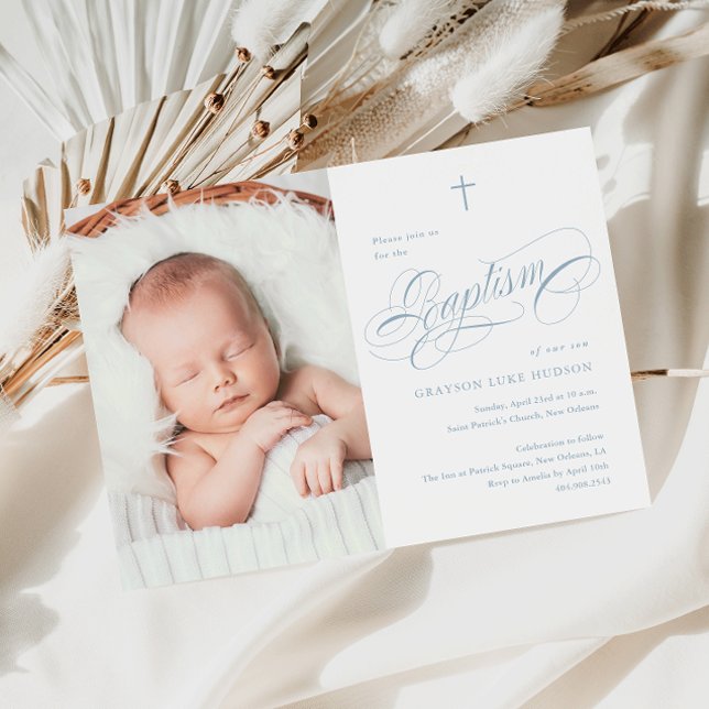 Convites Batismo Fotográfico de Meninos Azuis Elegante Cali (Elegant calligraphy dusty blue boys photo baptism invitation.)