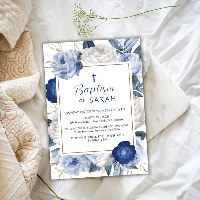 Convites Batismo moderno da flor azul e branca (Modern Elegant Blue & White Flower Cross Baptism Invitation)