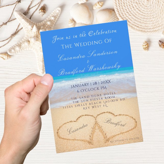 Convites Beach Blue 2 Hearts in the Sand Wedding Invitation (Criador carregado)