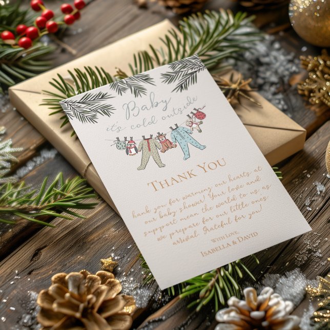 Convites Bebê Está Frio Fora do Chá de fraldas de inverno (Baby It's Cold Outside Winter Baby Shower Thank You Card. Hand Drawn Xmas Baby Pajamas & Pine Leaves)