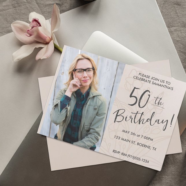 Convites Beige Floral Foto 50th Birthday (Criador carregado)