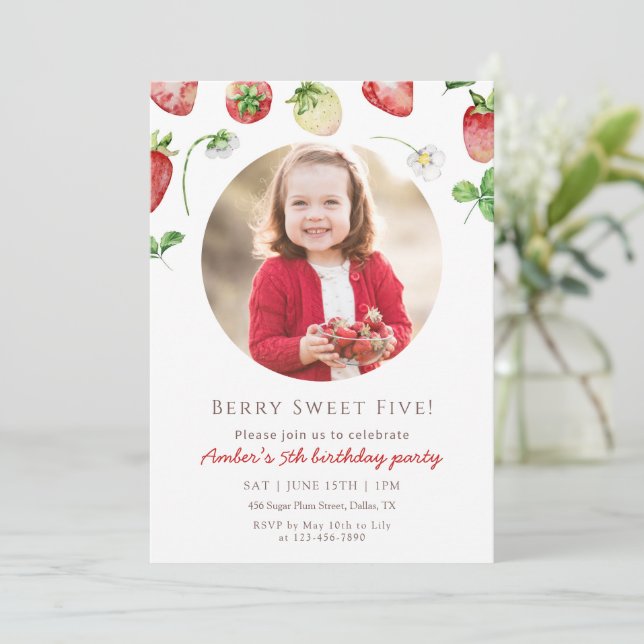 Convites Berry Sweet Strawberry Photo Birthday (Em pé/Frente)