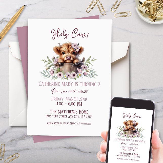 Convites Bicicleta Rosa-Rosa, Vaca, Cachorro-Cachorro, Aniv (Cute pink purple highland cow in farm animal wooden pail with floral greenery for kids birthday)