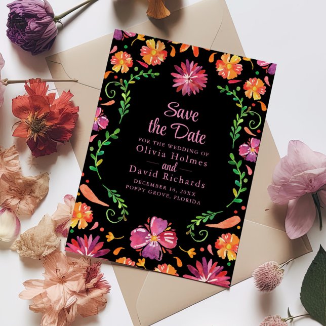 Convites Black Mexicano Floral Fiesta Salve a Data (Black Mexican Floral Fiesta Save the Date Invitation on a wedding table with colorful flowers.)