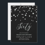 Convites Black & Silver Confetti 60ª Festa de aniversário<br><div class="desc">Celebre seu dia especial com este mínimo de 60º convite de aniversário. Este design apresenta um script de na moda com letra "Sessenta" com um confete em forma de hexágono com uma combinação de cores preto e prateado. Mais convites e material de festa estão disponíveis no meu compro BaraBomDesign.</div>