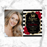 Convites Black White Red Photo Surprise 50th Birthday<br><div class="desc">Elegante surpresa floral feminina, 50º convite de aniversário com sua foto. Design branco preto-claro com ouro brilhante. Apresenta faixas pretas e brancas, rosas vermelhas, fontes de script e confetti. Perfeito para uma festa de comemoração de um dia de surpresa na moda adulto. Personalize com seus próprios detalhes. Pode ser personalizado...</div>