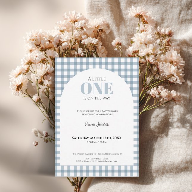 Convites Blue Gingham Baby Shower for Boy (Blue gingham baby shower invitation with classic check pattern and modern typography for a baby boy.)