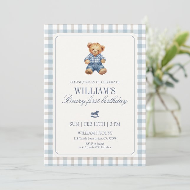 Convites Blue Gingham Beary First Birthday Boy Teddy Bear  (Em pé/Frente)