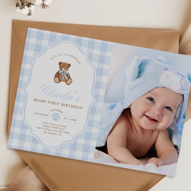 Convites Blue Gingham Teddy Bear Beary First Birthday Photo (Criador carregado)