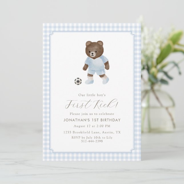 Convites Blue Gingham Teddy Bear Soccer First Kick (Em pé/Frente)