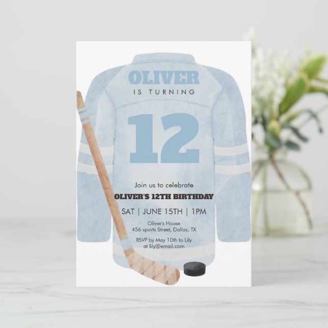 Convites Blue Hockey Jersey Birthday Invitation (Em pé/Frente)