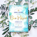 Convites B'nai Mitzvah Dourado Script Turquoise Watercolor<br><div class="desc">Tenha orgulho, alegria e mostre este marco do seu B’nai Mitzvahs favorito! Envie este convite personalizado, moderno e espantoso para um evento que se lembre. Escrita de caligrafia de folha de ouro faxes e Estrela de David, juntamente com pontos de confete azuis, sobrepõem um fundo de cor d'água turquesa. Personalize...</div>