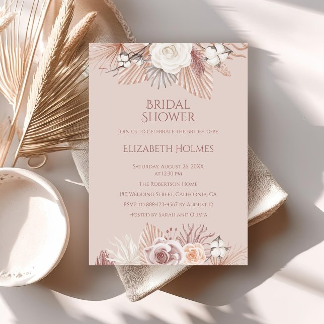 Convites Boho Blush Pampas Grass e Flores Secas (Boho Blush Pampas Grass and Dried Flowers Invitation on a neutral boho table.)
