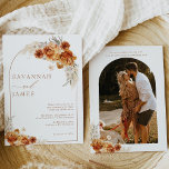 Convites Boho Burnt Orange Floral Arch Weding<br><div class="desc">Boho Burnt Orange Floral Arch Invitation Este convite de casamento no estilo boêmiano apresenta dois arranjos florais laranja queimados com grama pampas e um arco de linha. A parte de trás do convite apresenta a foto do casal também em um arco e alguns detalhes.</div>