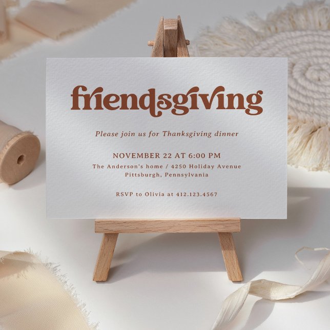 Convites Boho e Retro | Janto de Ação de Amizade (A retro, boho Friendsgiving invitation with terracotta text on a simple white background)