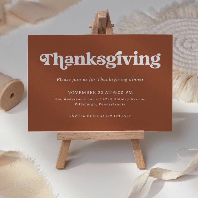 Convites Boho e Retro Terracotta | Janta de Ação de Graças (A retro, boho Thanksgiving invitation on a terracotta background)