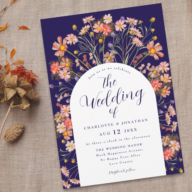 Convites Boho Fall Rustic Floral Arch Marinho Casamento Azu (Boho fall rustic wildflower floral arch navy blue and white wedding invitation with elegant script)