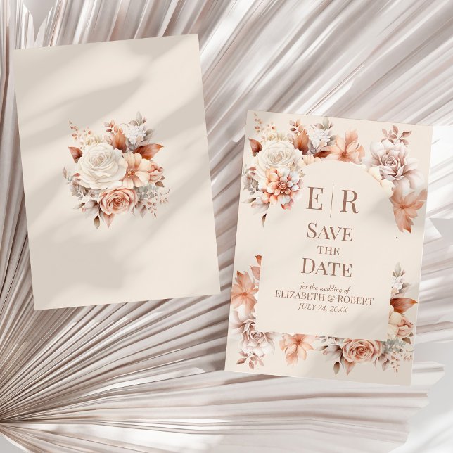 Convites Boho Mousse Floral Monograma de Casamento Salve a  (Boho Floral Mousse Monogram Wedding Save the Date Invitation on a sunny neutral dry palm leaf.)