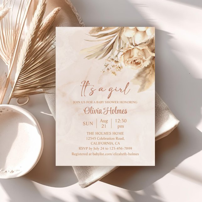 Convites Boho Pampas Grass Floral É um Chá de fraldas (Boho Pampas Grass Floral It's a Girl Baby Shower Invitation on a neutral boho table.)